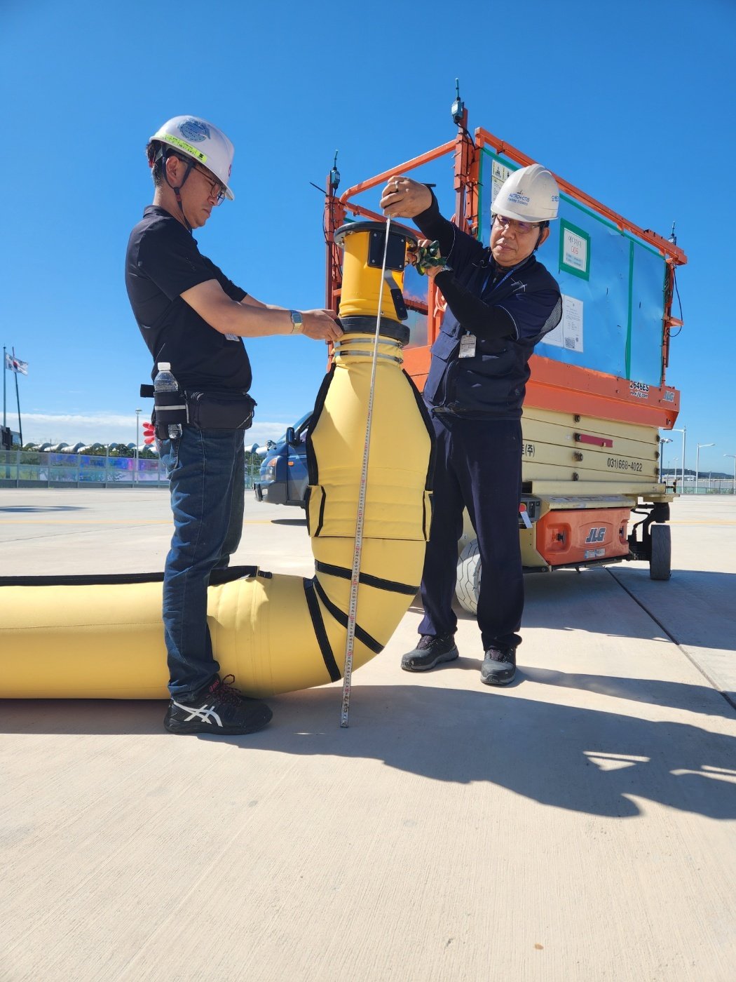 AIRLYM FLEX™ PCA hose connected to aircraft for ground cooling operation at airport ramp.